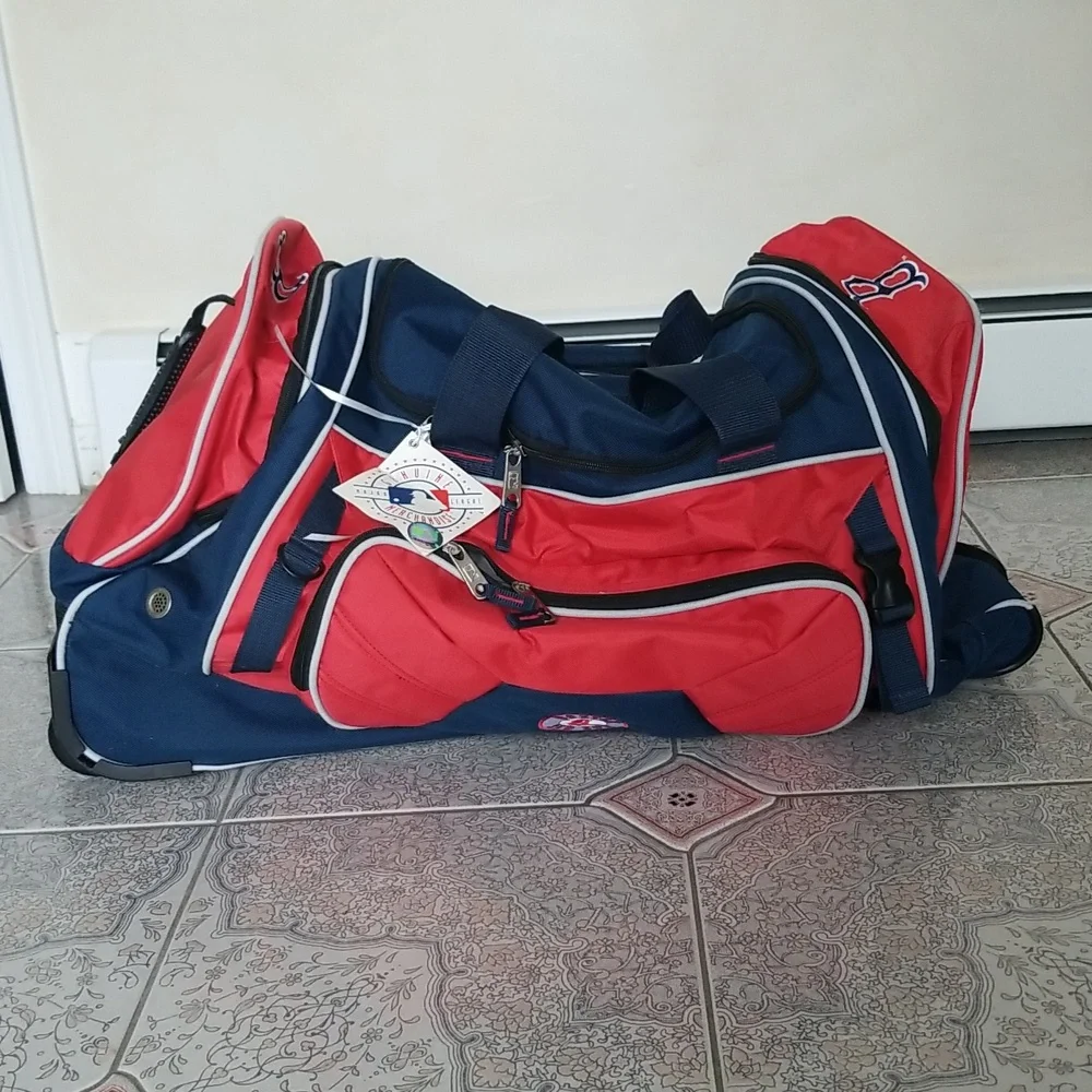 Men's NWT Boston Red Sox wheeled duffle bag, 31x17x14 with retractable handle